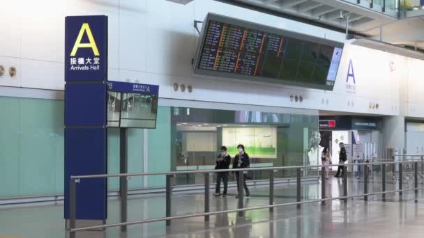 Passagiers Met Gezichtsmaskers Verlaten Aankomsthal Chek Lap Kok International Airport — Stockvideo