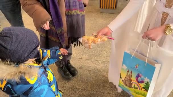 Retrato Recortado Una Mujer Vestida Hada Blanca Dando Comida Niño — Vídeo de stock