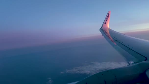 Zonsondergang Boven Wolken Zicht Ryanair Vliegtuig Vleugel Verlicht Door Ondergaande — Stockvideo