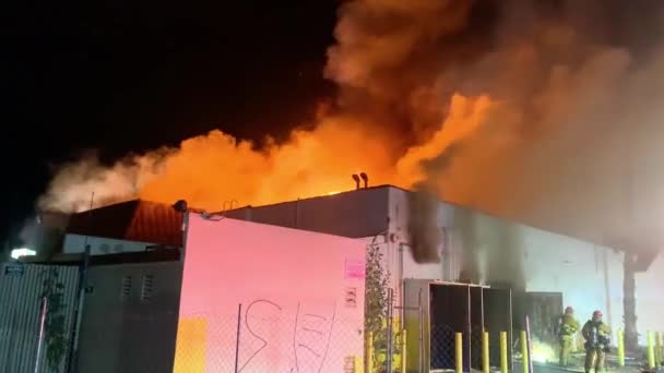 Firefighters Burning Industrial Hall Nighttime Los Angeles Usa — Wideo stockowe