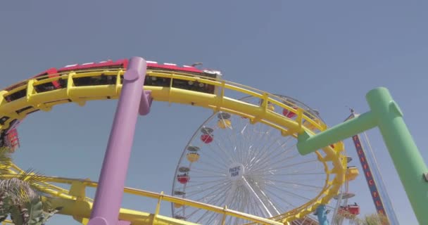 Santa Monica Pier Roller Coaster Rounds Turn Ferris Wheel Background — Vídeo de Stock