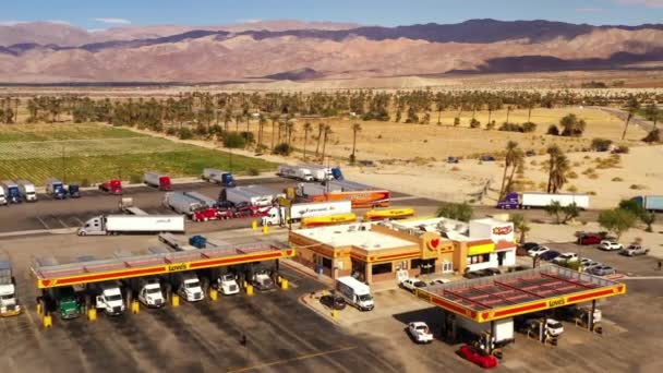 Lastbilsstopp Kalifornien Drönaröverfart Love Travel Stop Och Bensinstation — Stockvideo