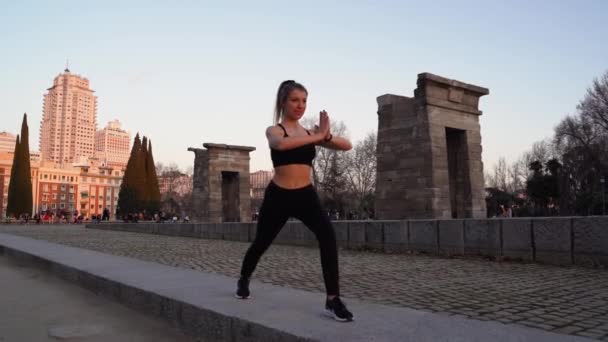 Счастливая Улыбающаяся Молодая Активная Женщина Практикующая Позу Йоги Городском Парке — стоковое видео