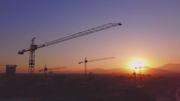 仕事と進歩のジブクレーンのシンボル サンティアゴ チリの建物の建設 街の日没や日の出 ドローンビデオ4K — ストック動画