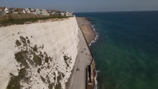 Människor Som Vandrar Stigen Vid Rottingdean Sea Cliffs Brighton Storbritannien — Stockvideo