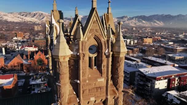 犹他州盐湖城下城马德琳主教座堂的尖塔周围的空中轨道 — 图库视频影像