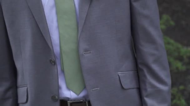 緑色のネクタイボタンで新郎彼のスーツジャケット — ストック動画