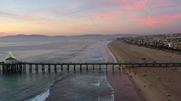 Ludzie Spacerujący Manhattan Beach Pier Beach Zachodzie Słońca Kalifornii Usa — Wideo stockowe