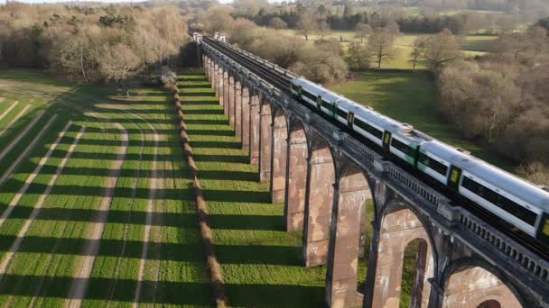 Železniční Vlak Údolí Ouse Viadukt Kolejí Velké Británii Letecký Statický — Stock video