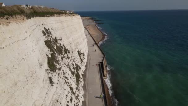 Sea Cliffs People Walking Beach Rottingdean Brighton Storbritannien Flygfoto — Stockvideo