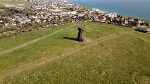 イギリスのブライトンにある有名なビーコンミル風車のランドマーク Aerial — ストック動画