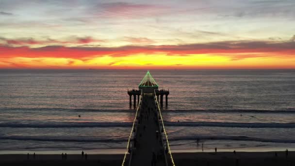 Roundhouse Aquarium Manhattan Beach Pier Decorated Christmas Lights Holiday Season — Vídeo de stock