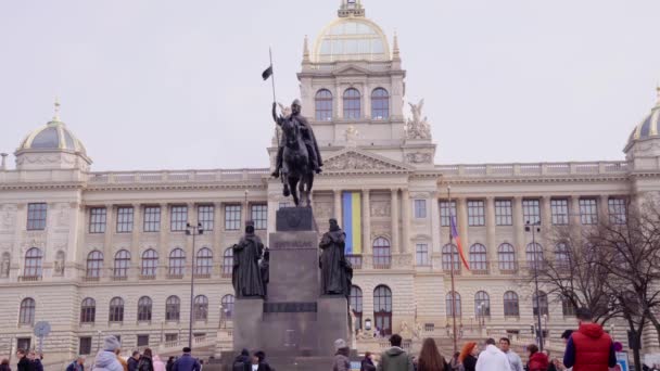 布拉格文采拉斯广场上的圣文采拉斯雕像 背景为国家博物馆的乌克兰国旗 反战抗议 — 图库视频影像