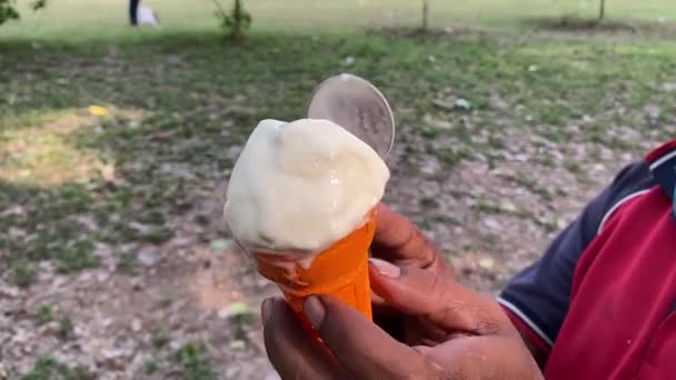 Üniformalı Bir Erkek Açık Havada Vanilyalı Dondurma Arabasından Buz Gibi — Stok video