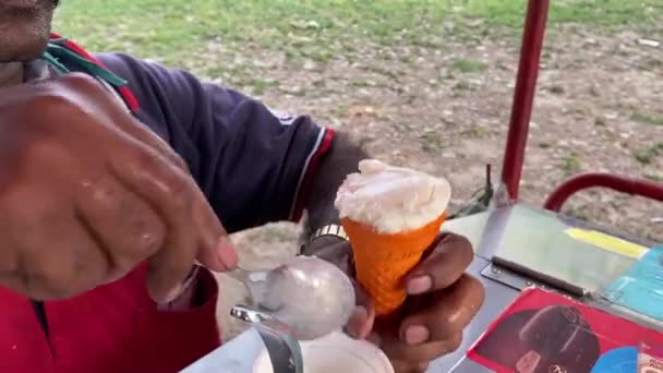 Erkek Personelin Elini Dikkatlice Kapatın Kwality Duvarlarının Orada Vanilyalı Dondurma — Stok video