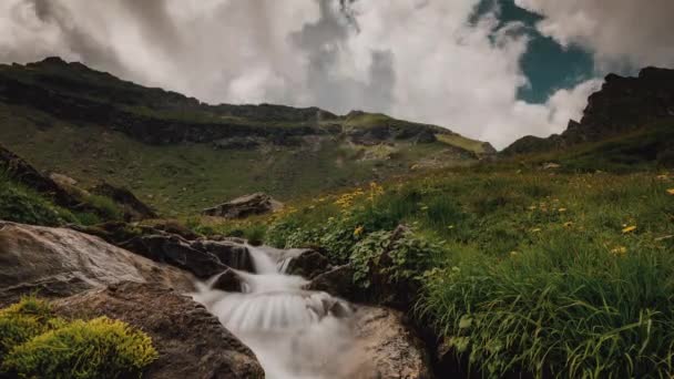 Timelapse Com Uma Pequena Cachoeira Montanha Fluindo Lago Geleira — Vídeo de Stock