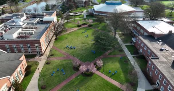 University College Campus Spring Scene Green Space Academic Buildings Church — Stock video