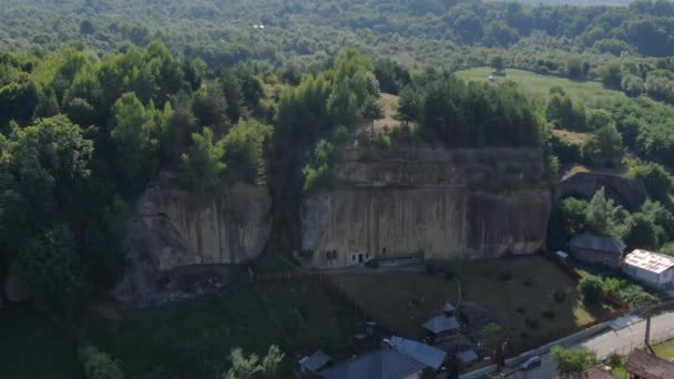 Румынский Монастырь Высеченный Большой Горной Формации — стоковое видео