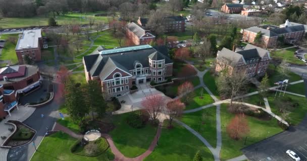 University College Campus Library Academic Buildings Usa Spring Scene Higher — стоковое видео