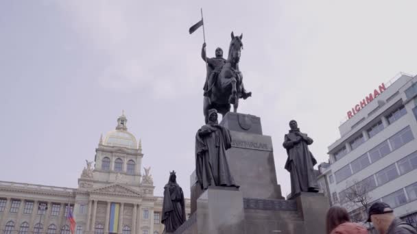 布拉格文采拉斯广场上的圣文采拉斯雕像 以乌克兰和捷克国旗为背景的国家博物馆顶部向上倾斜 — 图库视频影像