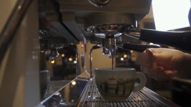 Close Shot Barista Preparing Fresh Coffee Automated Coffee Machine Coffee — Stockvideo
