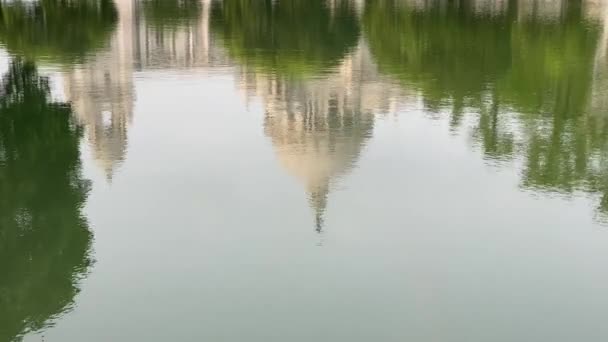 Reflexão Topo Edifício Água Lago Victoria Memorial Grande Edifício Mármore — Vídeo de Stock