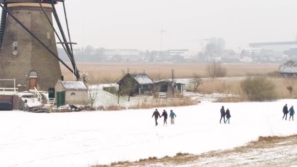 Marco Histórico Kinderdijk Com Pessoas Patinando Gelo Lado Moinhos Vento — Vídeo de Stock