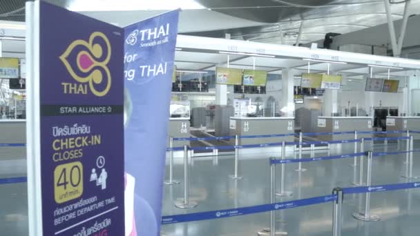 Pov Thaiföldi Légifuvarozók Ellenőrző Pultjánál Utasok Nélkül Repülőtér Indulási Terminálján — Stock videók