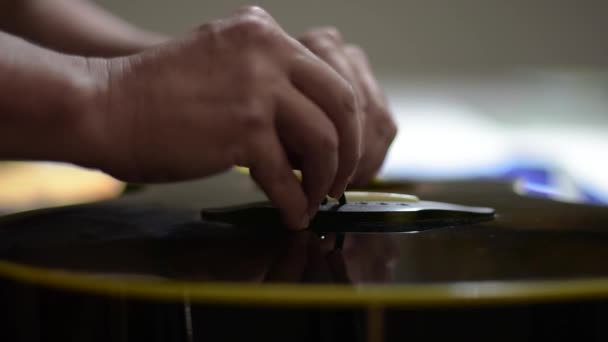Een Mooie Zwarte Single Cutaway Akoestische Gitaar Omspannen Reinigen Van — Stockvideo