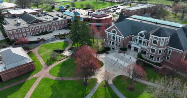 American College University Campus Grounds Exterior Red Brick Buildings Architecture — Stockvideo