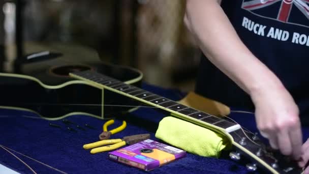 Відправлення Прибирання Красивої Чорної Одиночної Аккустичної Гітари Викручуючи Струни Голови — стокове відео