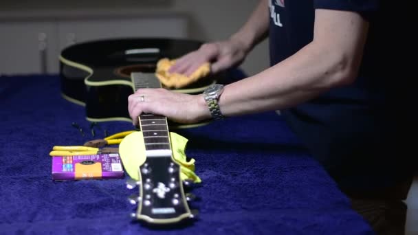 Restringing Cleaning Beautiful Black Single Cutaway Accoustic Guitar Cleaning Guitar — стоковое видео