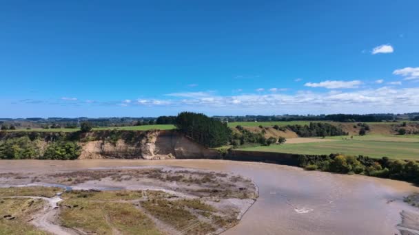 Leť Přes Zaplavenou Řeku Rangitkei Směrem Skalnatému Útesu Nový Zéland — Stock video