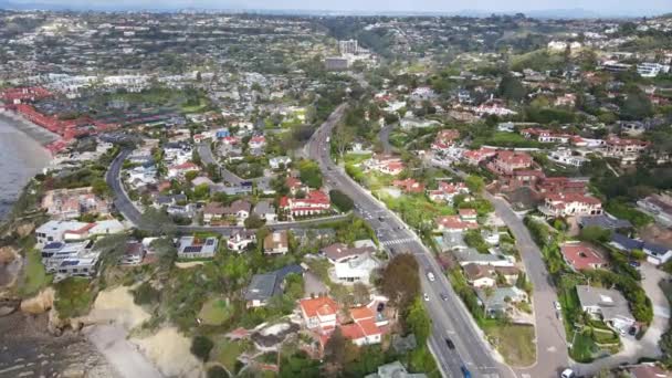 Aerial View Flying Busy Highway Traffic Sunny Afternoon Surrounded Houses — Vídeo de stock