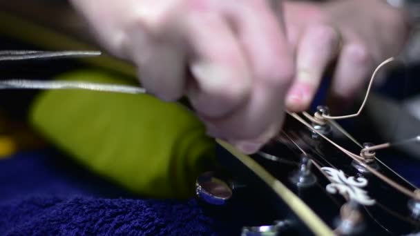 Restringing Čištění Krásné Černé Jednostřihové Akustické Kytary Navíjení Horní Struny — Stock video