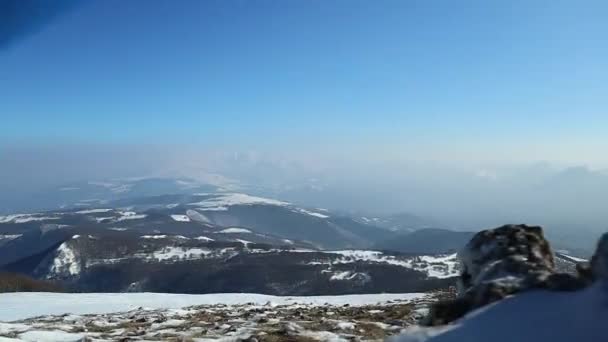 Walking Fresh Snow Covered Mountains Trail Scenic Landscape Hills Peaks — Vídeo de Stock