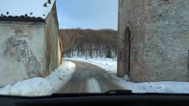 Машина Старовинному Середньовічному Селі Вкритому Зимовим Свіжим Снігом Гірський Ландшафт — стокове відео