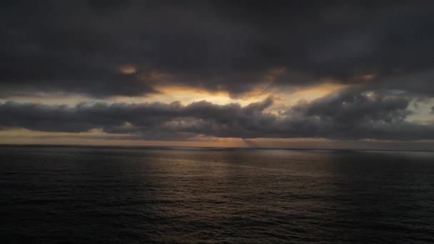 Zachód Słońca Nad Pacyfikiem Ciemny Ponury Dzień Promieniami Słońca Przenikającymi — Wideo stockowe