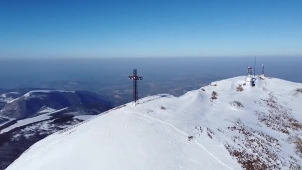 Berge Überqueren Stehend Auf Schneebedecktem Gipfel Bergen Wanderweg Luftaufnahme Atemberaubender — Stockvideo