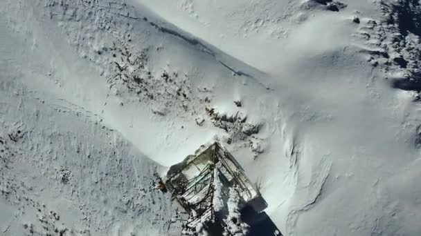 Верхняя Лестница Электропередающей Башни Покрыта Снегом После Шторма Отказ Беспилотника — стоковое видео