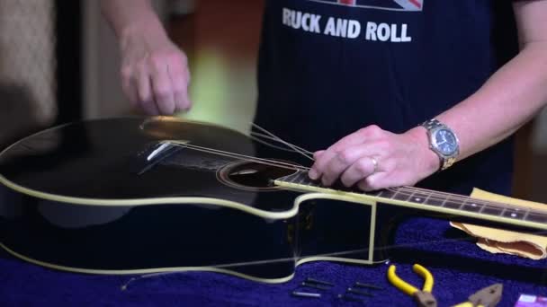 背靠并清洁漂亮的黑色单刀音弹吉他 从桥头取出钢丝绳 — 图库视频影像