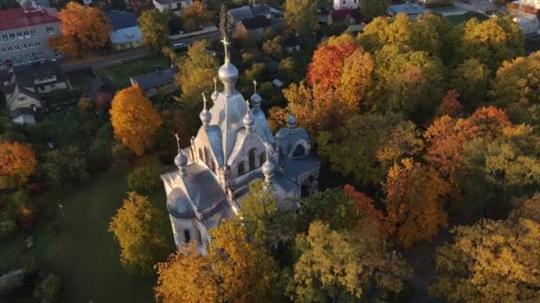 Igreja Ortodoxa Karlova Durante Nascer Sol Outono — Vídeo de Stock