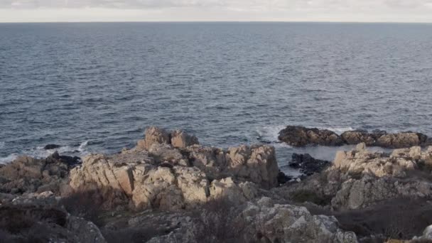 Ocean Horizon Sunset Static Shot Rocky Cliff Coastline — Stock Video