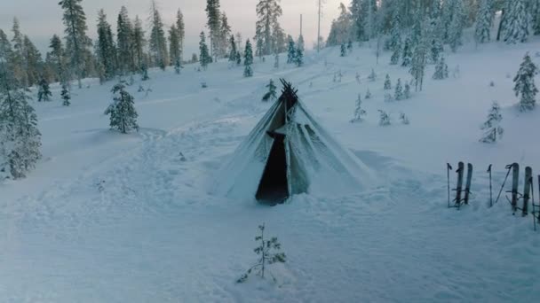 Una Cabaña Cubierta Nieve Gruesa Rovaniemi Laponia Finlandia Plano Aéreo — Vídeo de stock
