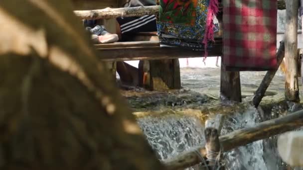 Lábak Krka Vízesés Gőz Cipővel Padon Lassított Felvétel — Stock videók