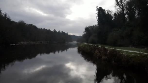 Drohnenschuss Von Spiegelungen Auf Einem Irischen Fluss — Stockvideo