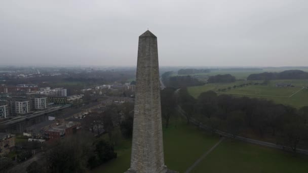 Dublin Şehrinin Arka Planında Büyük Bir Anıtın Insansız Hava Aracı — Stok video