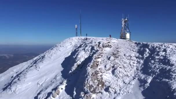 Telekommunikationsturm Abgelegenen Bergen Gipfel Schneebedeckt Luftaufnahme Von Strommasten — Stockvideo