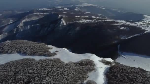 冬季空中积雪覆盖高山风景 无人驾驶飞机风景自然镜头 未探测到的地球母亲的偏远地区 — 图库视频影像