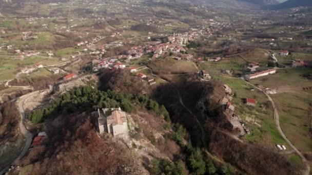 Antenni Taaksepäin Näkymä Upeaan Laaksoon Pyhä Vuori Calvario Italia — kuvapankkivideo